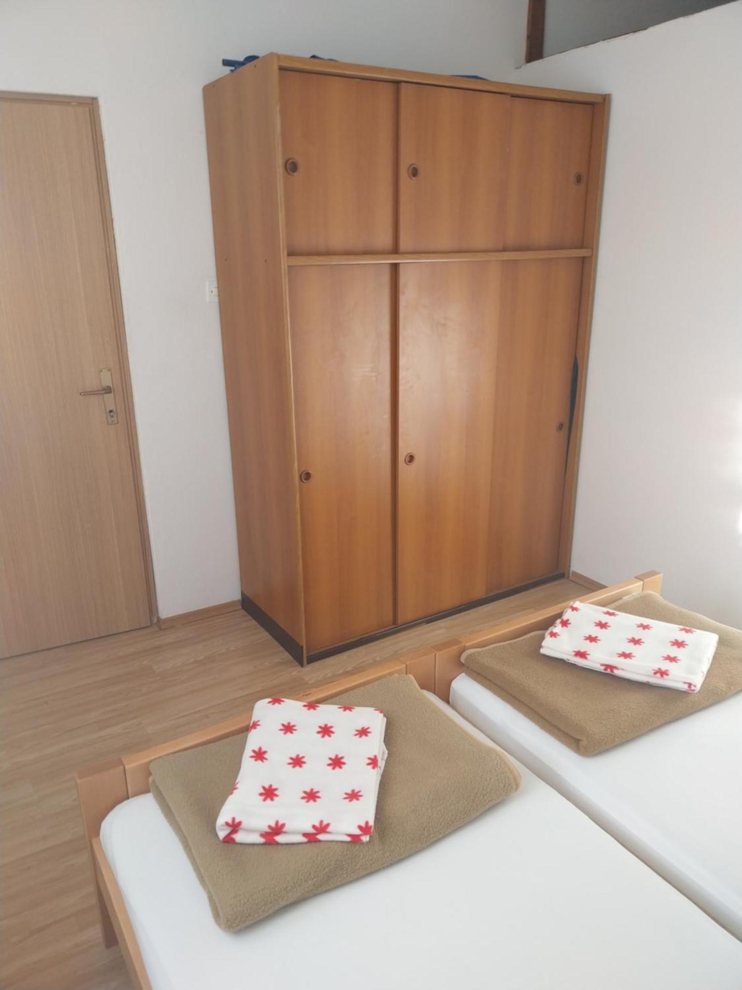 Apartmani Mile Veglia Exterior foto